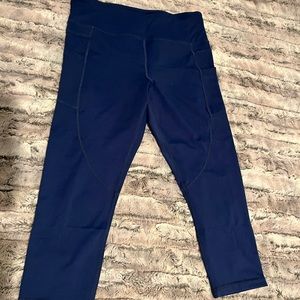 ZYIA Navy Blue Pocket Light N Tight Pocket Capri Leggings